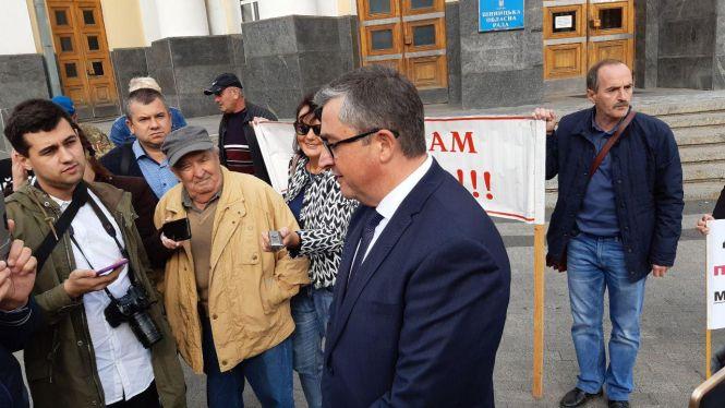 Новини Вінниці - фото з Мітинг під ОДА: що вимагають та проти кого акція? Фото та відео репортаж Мітинг під ОДА: що вимагають та проти кого акція? Фото та відео репортаж, фото №3 на сайті 20minut.ua