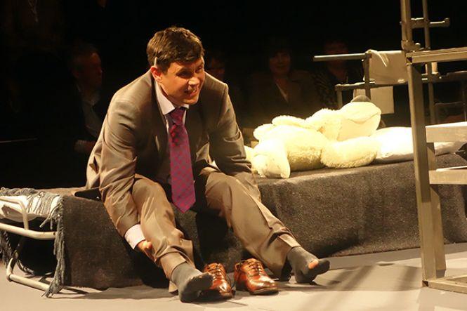 «Емігранти»: двоє в прямокутнику абсурду. Тривають "Тернопільські театральні вечори", фото №1 на сайті 20minut.ua