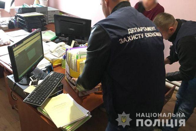 На Хмельниччині затримали екс-посадовця на хабарі (ФОТО), фото №2 на сайті vsim.ua