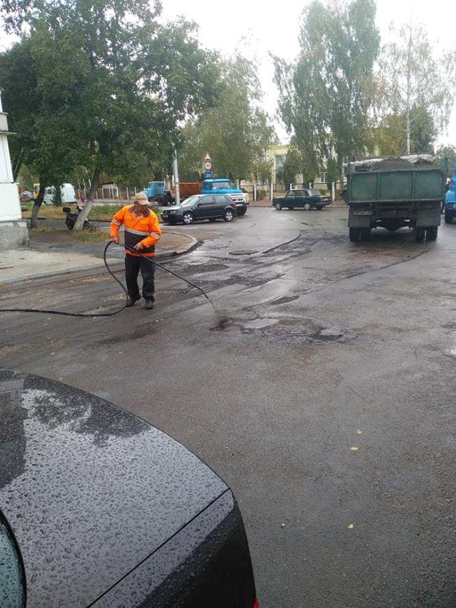 У Житомирі в дощ продовжують асфальтувати вулиці. Фотофакт, фото №1 на сайті 20minut.ua