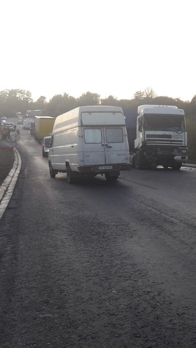 Новини Вінниці - фото з Біля Немирова три авто та автобус з людьми злетіли з дороги. Подробиці (ОНОВЛЕНО) Біля Немирова три авто та автобус з людьми злетіли з дороги. Подробиці (ОНОВЛЕНО), фото №10 на сайті 20minut.ua