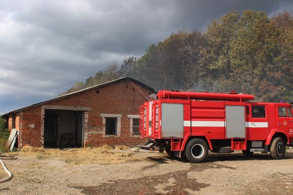 Масштабна пожежа у Віньківцях. Горіла недіюча птахоферма, фото №2 на сайті vsim.ua