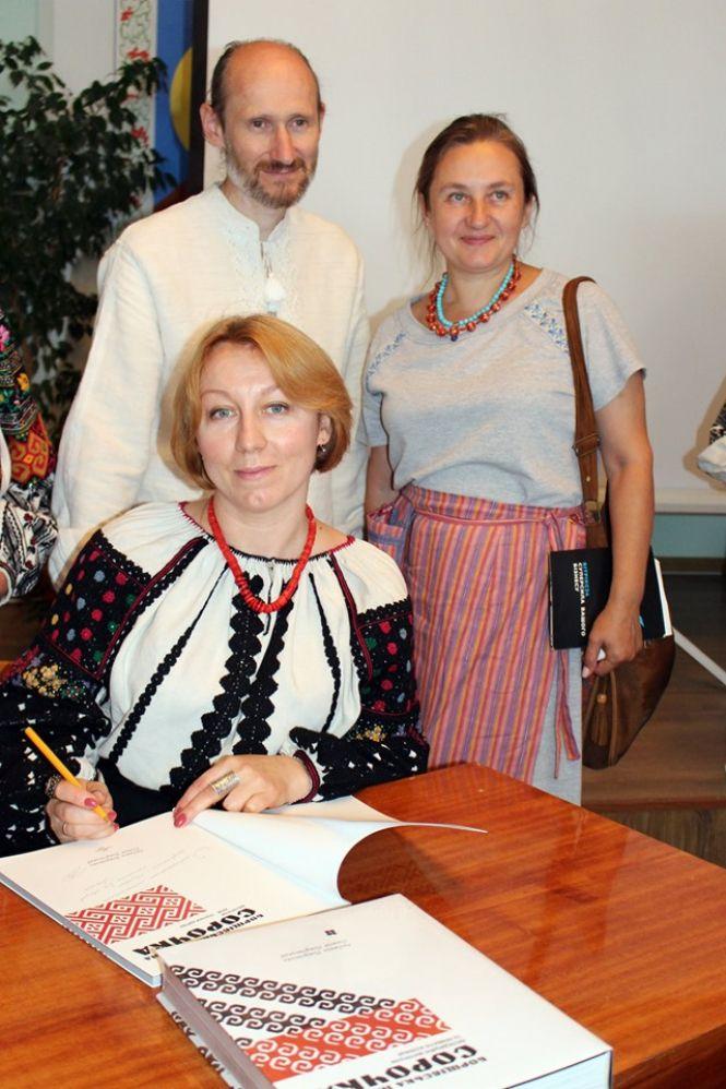 Новини Тернополя - фото з Книга, що привідкрила розгадку борщівської вишивки Книга, що привідкрила розгадку борщівської вишивки, фото №4 на сайті 20minut.ua