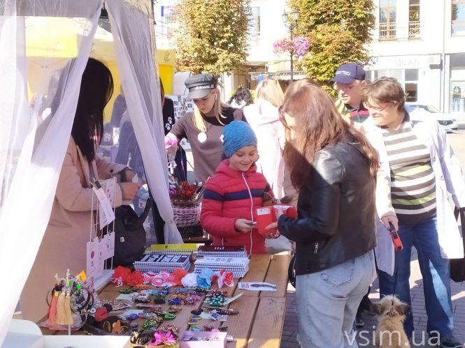 На Проскурівській стартував благодійний ярмарок для допомоги тваринам. Що продають, фото №4 на сайті vsim.ua