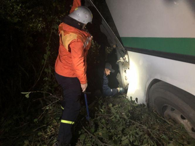 Новини Житомира - фото з Над ліквідацією автокатастрофи працювало 47 людей, 17 одиниць техніки і 6 бригад швидкої: з'явилися подробиці Над ліквідацією автокатастрофи працювало 47 людей, 17 одиниць техніки і 6 бригад швидкої: з'явилися подробиці, фото №5 на сайті 20minut.ua