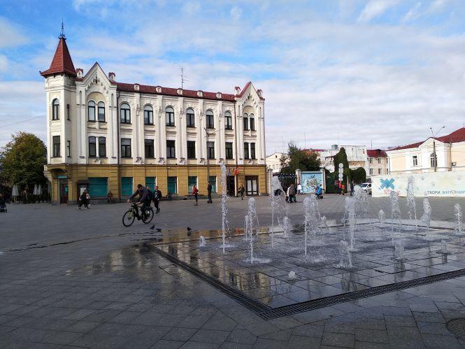 Фонтан на Михайлівській у прохолодні осінні дні. Фото, фото №1 на сайті 20minut.ua