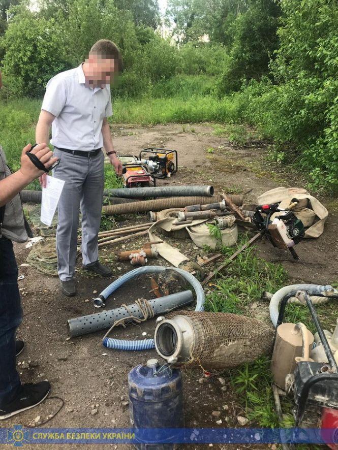 СБУ передала до суду справу щодо одного із найбільших організованих угруповань «копачів» бурштину, фото №2 на сайті 20minut.ua