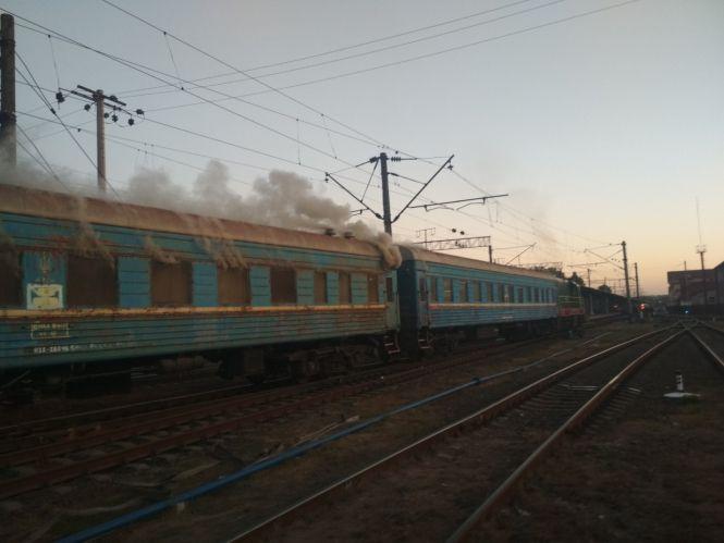 Новини Вінниці - фото з На залізничному вокзалі 17 рятувальників гасили палаючий вагон потягу На залізничному вокзалі 17 рятувальників гасили палаючий вагон потягу, фото №2 на сайті 20minut.ua