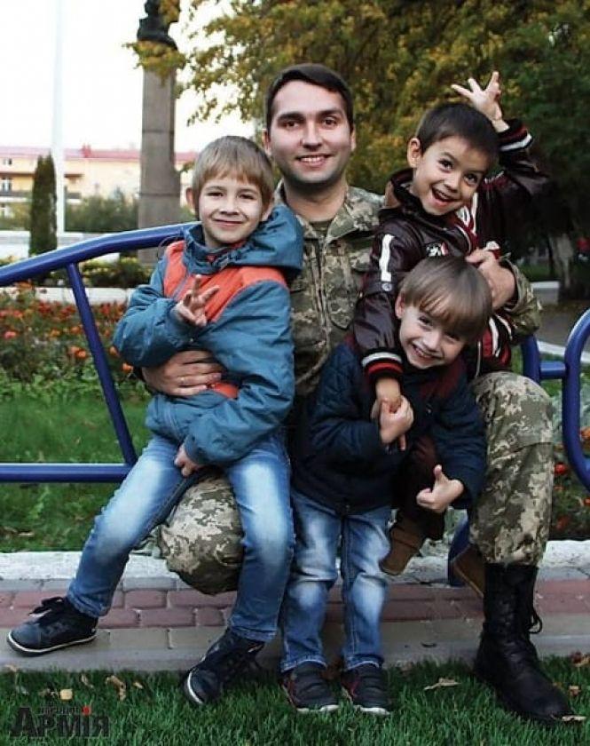 Новини Вінниці - фото з Усиновив трьох дітей після загибелі трьох побратимів. Три виноградини з Афону не допомогли Усиновив трьох дітей після загибелі трьох побратимів. Три виноградини з Афону не допомогли, фото №2 на сайті 20minut.ua