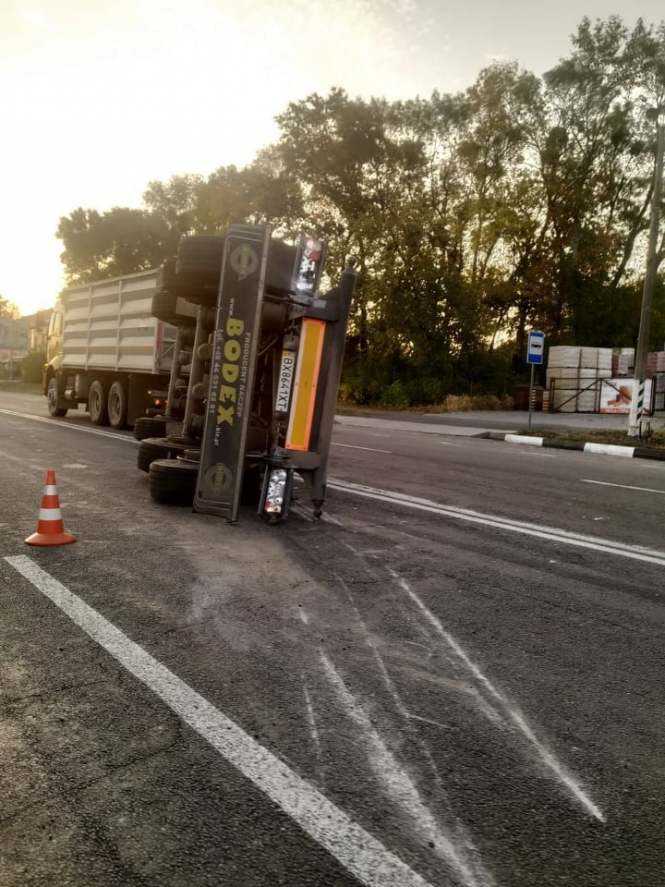 Новини Хмельницького - фото з На Львівському шосе перекинулася вантажівка із зерном (ФОТО) На Львівському шосе перекинулася вантажівка із зерном (ФОТО), фото №1 на сайті vsim.ua