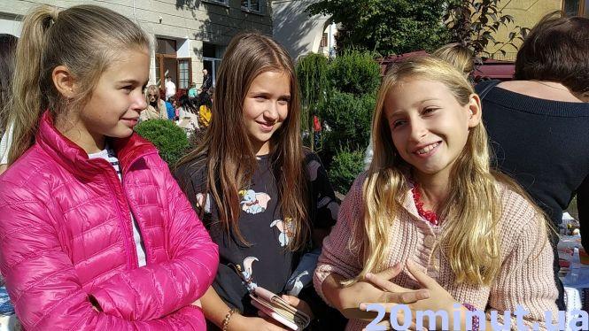 Новини Тернополя - фото з Діти приготували мафіни, міні-бургери та вареники: що продавали на "Осінньому ярмарку" у третій школі Діти приготували мафіни, міні-бургери та вареники: що продавали на "Осінньому ярмарку" у третій школі, фото №2 на сайті 20minut.ua