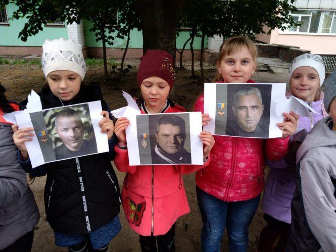 Новини Житомира - фото з «Живий ланцюг», дарування паперових голубів і покладання квітів: як у Житомирській загальноосвітній школі № 22 відзначили День миру «Живий ланцюг», дарування паперових голубів і покладання квітів: як у Житомирській загальноосвітній школі № 22 відзначили День миру, фото №2 на сайті 20minut.ua