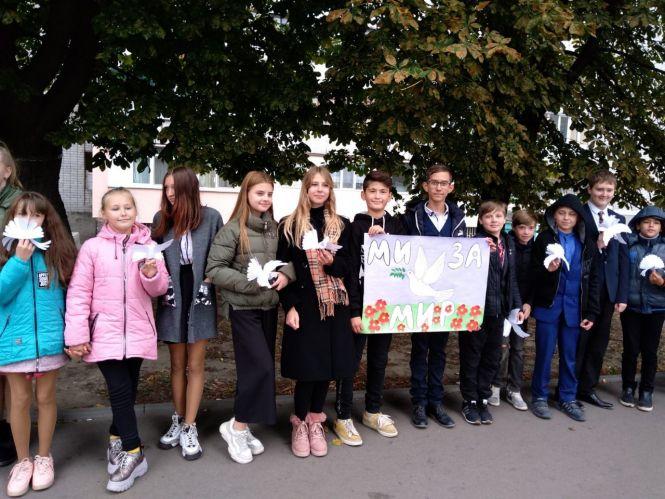 Новини Житомира - фото з «Живий ланцюг», дарування паперових голубів і покладання квітів: як у Житомирській загальноосвітній школі № 22 відзначили День миру «Живий ланцюг», дарування паперових голубів і покладання квітів: як у Житомирській загальноосвітній школі № 22 відзначили День миру, фото №1 на сайті 20minut.ua