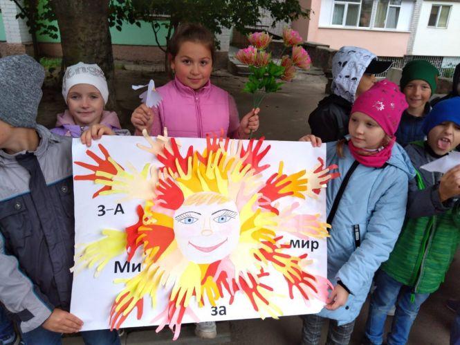 Новини Житомира - фото з «Живий ланцюг», дарування паперових голубів і покладання квітів: як у Житомирській загальноосвітній школі № 22 відзначили День миру «Живий ланцюг», дарування паперових голубів і покладання квітів: як у Житомирській загальноосвітній школі № 22 відзначили День миру, фото №3 на сайті 20minut.ua