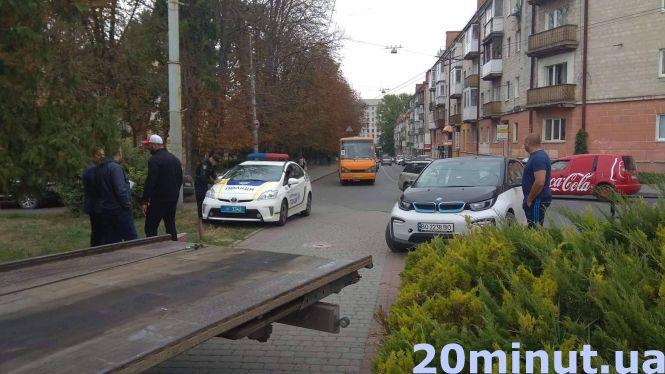 Новини Тернополя - фото з "Повторили подвиг скандальної Зоткіної": біля готелю “Тернопіль” знову знесли огорожу "Повторили подвиг скандальної Зоткіної": біля готелю “Тернопіль” знову знесли огорожу, фото №1 на сайті 20minut.ua