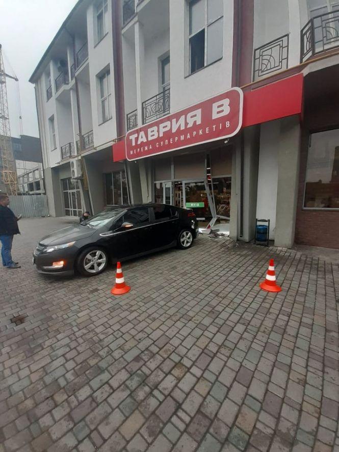 Новини Хмельницького - фото з Курйозна ДТП у Хмельницькому: автомобіль здавав назад і в'їхав у магазин (ФОТО) Курйозна ДТП у Хмельницькому: автомобіль здавав назад і в'їхав у магазин (ФОТО), фото №1 на сайті vsim.ua