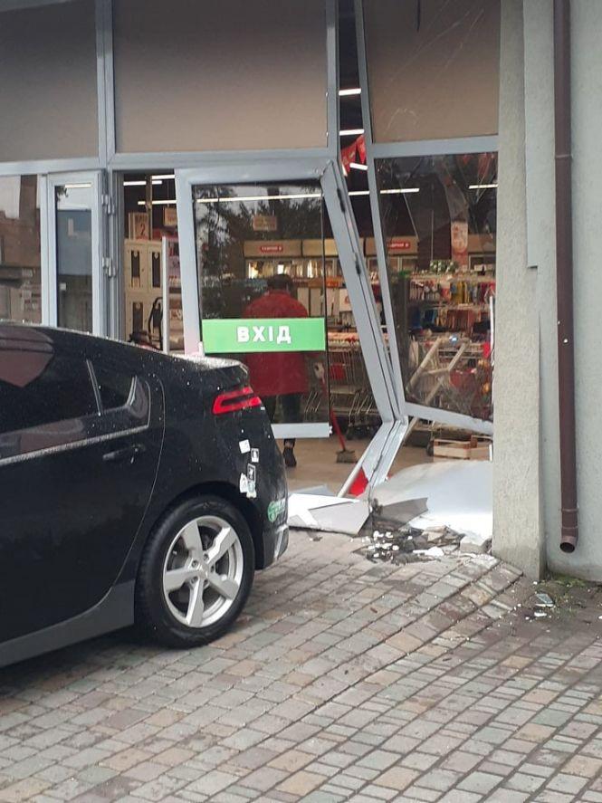 Новини Хмельницького - фото з Курйозна ДТП у Хмельницькому: автомобіль здавав назад і в'їхав у магазин (ФОТО) Курйозна ДТП у Хмельницькому: автомобіль здавав назад і в'їхав у магазин (ФОТО), фото №2 на сайті vsim.ua