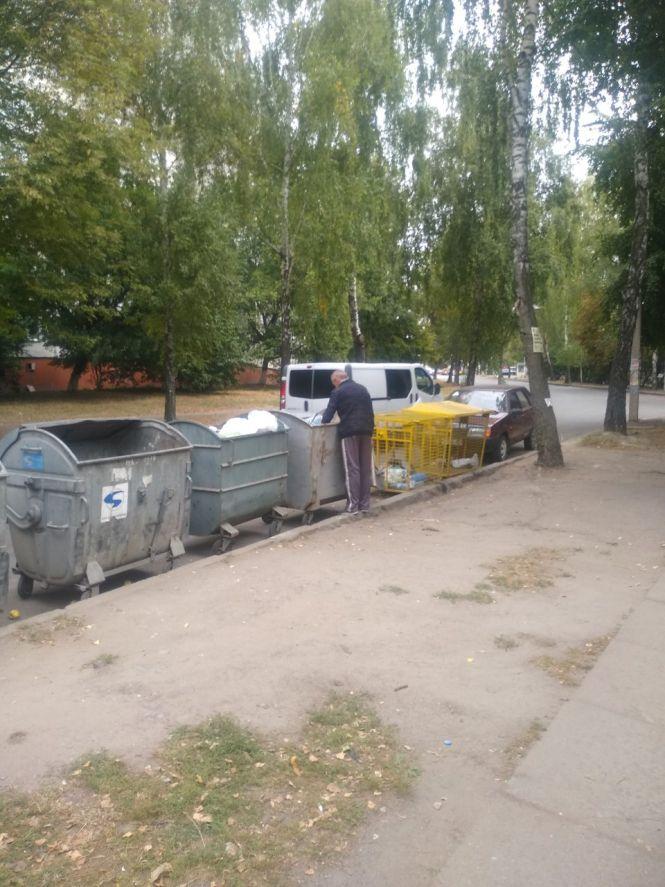 У Житомирі - звичайна картина: незаможні шукають їжу в смітниках. Фотофакт, фото №1 на сайті 20minut.ua