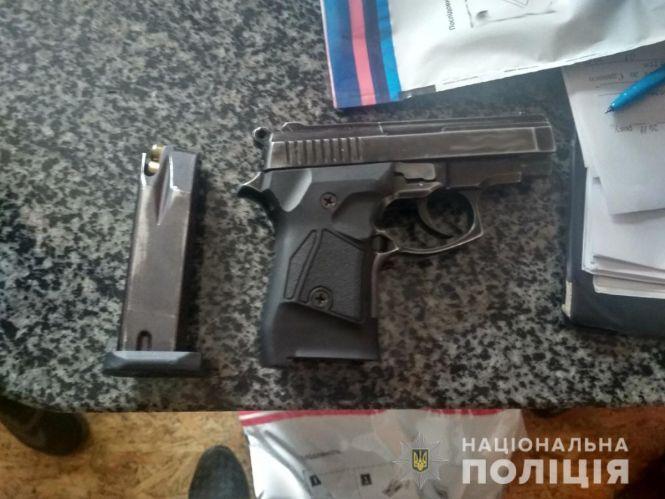 Новини Житомира - фото з Зброю і наркотики вилучили поліцейські у жителя Олевщини Зброю і наркотики вилучили поліцейські у жителя Олевщини, фото №2 на сайті 20minut.ua