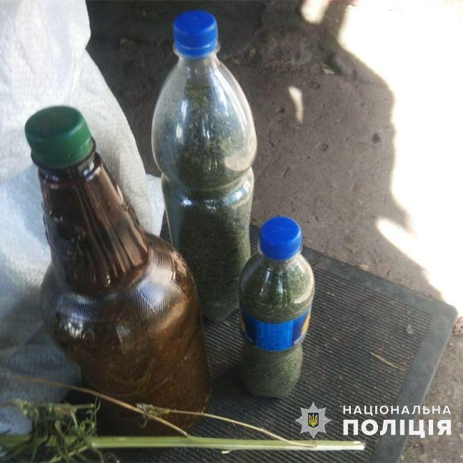 На Хмельниччині селянин зберігав дома міну та мішки із наркотичним "зіллям", фото №1 на сайті vsim.ua