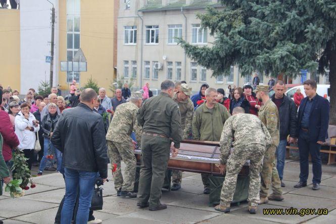 У Хмільнику попрощалися із загиблим на Сході Героєм Андрієм Сторожуком, фото №2 на сайті 20minut.ua
