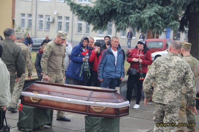 У Хмільнику попрощалися із загиблим на Сході Героєм Андрієм Сторожуком, фото №3 на сайті 20minut.ua