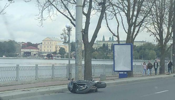 На Дамбі ДТП: загинув 17-річний пасажир мотоцикла. 21-водій - у лікарні (оновлено), фото №1 на сайті 20minut.ua