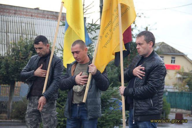У Хмільнику попрощалися із загиблим на Сході Героєм Андрієм Сторожуком, фото №4 на сайті 20minut.ua