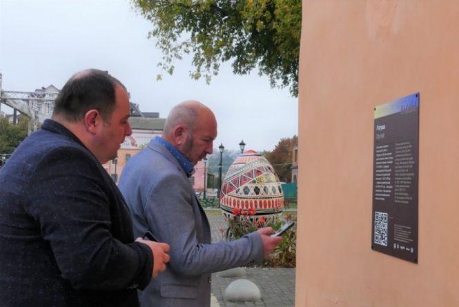 Сім мов та доповнена реальність: у Кам’янці встановили сучасні  туристичні таблички з QR-кодами, фото №3 на сайті vsim.ua