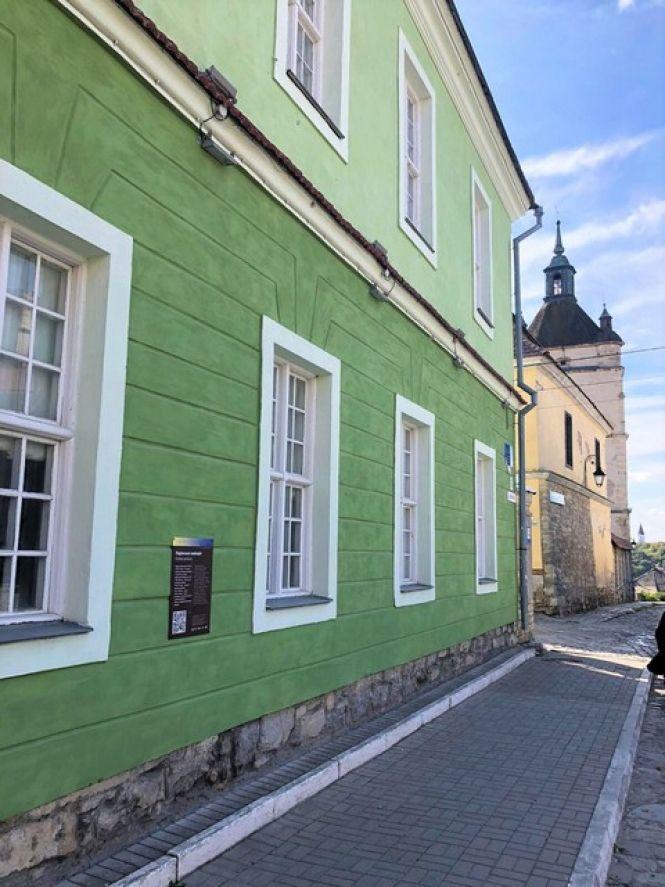 Сім мов та доповнена реальність: у Кам’янці встановили сучасні  туристичні таблички з QR-кодами, фото №2 на сайті vsim.ua