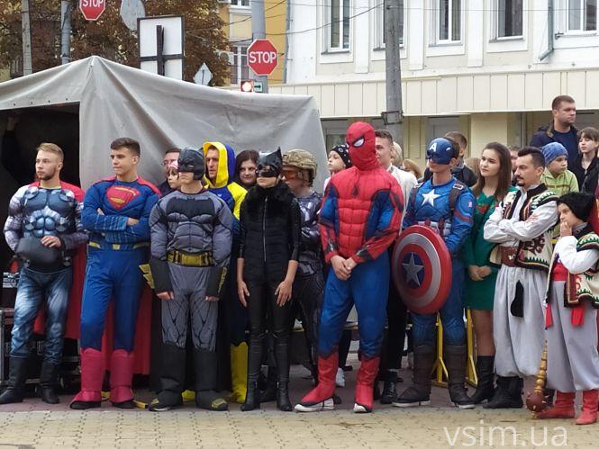 Хмельмен, Тор та жінка-кішка: центром Хмельницького пройшли супергерої (ФОТО, ВІДЕО), фото №17 на сайті vsim.ua