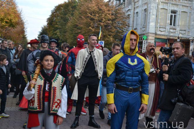 Хмельмен, Тор та жінка-кішка: центром Хмельницького пройшли супергерої (ФОТО, ВІДЕО), фото №11 на сайті vsim.ua