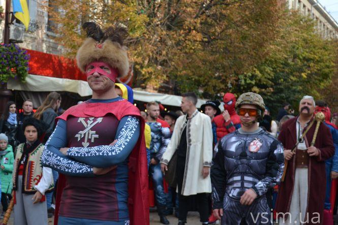 Хмельмен, Тор та жінка-кішка: центром Хмельницького пройшли супергерої (ФОТО, ВІДЕО), фото №13 на сайті vsim.ua