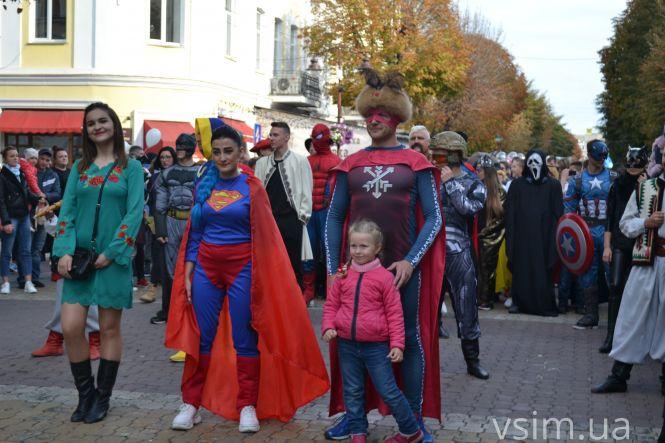 Хмельмен, Тор та жінка-кішка: центром Хмельницького пройшли супергерої (ФОТО, ВІДЕО), фото №10 на сайті vsim.ua