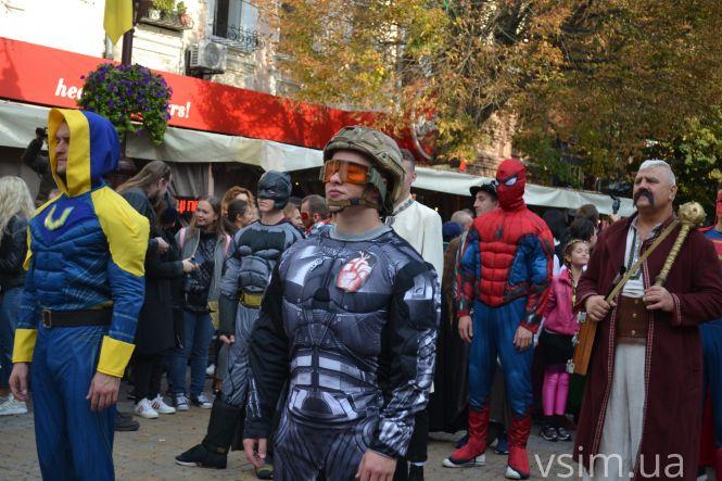 Хмельмен, Тор та жінка-кішка: центром Хмельницького пройшли супергерої (ФОТО, ВІДЕО), фото №15 на сайті vsim.ua