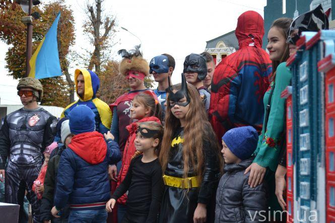 Хмельмен, Тор та жінка-кішка: центром Хмельницького пройшли супергерої (ФОТО, ВІДЕО), фото №3 на сайті vsim.ua
