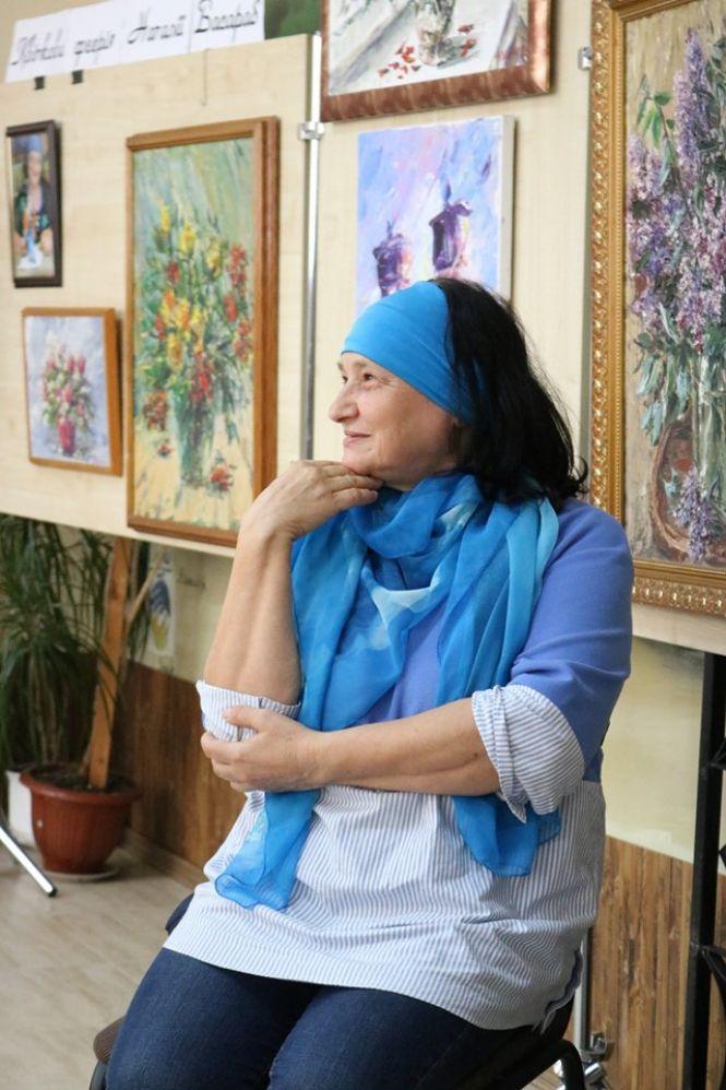 Новини Тернополя - фото з У двох бібліотеках Тернополя художниця Наталія Басараб представила свої картини і ляльки