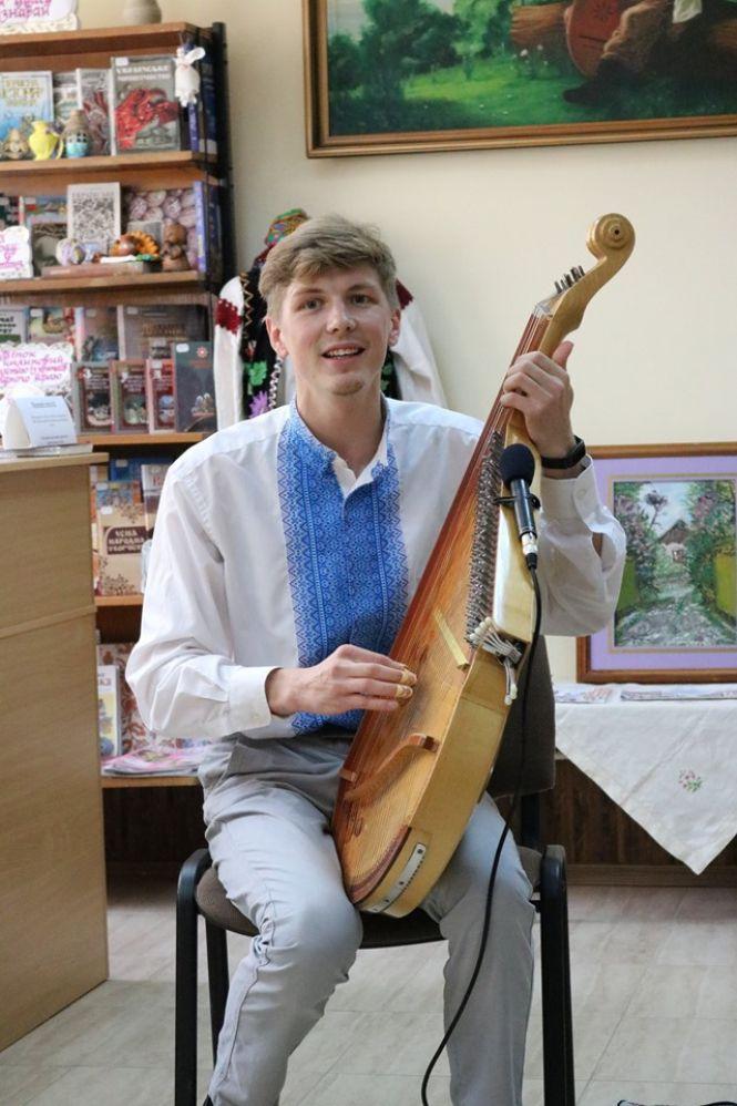 Новини Тернополя - фото з У двох бібліотеках Тернополя художниця Наталія Басараб представила свої картини і ляльки