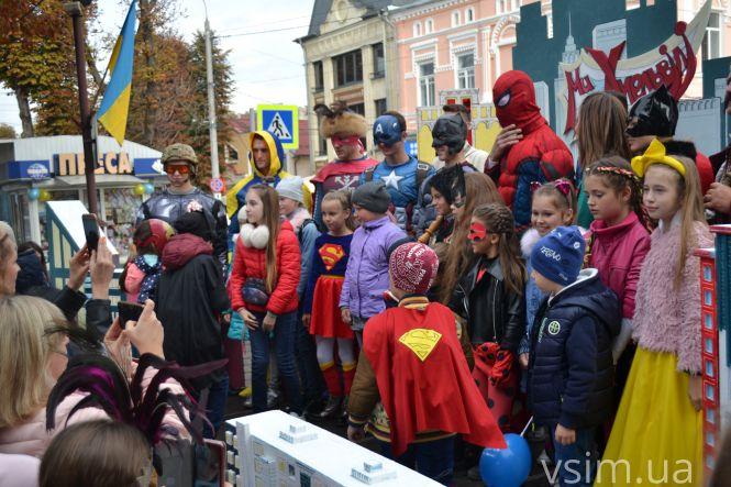 Хмельмен, Тор та жінка-кішка: центром Хмельницького пройшли супергерої (ФОТО, ВІДЕО), фото №2 на сайті vsim.ua