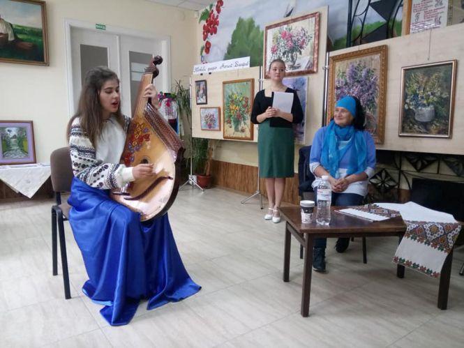 Новини Тернополя - фото з У двох бібліотеках Тернополя художниця Наталія Басараб представила свої картини і ляльки