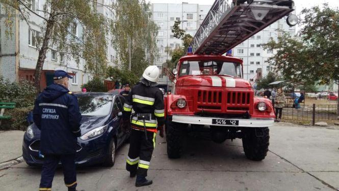 Новини Хмельницького - фото з Сама вдома: у Нетішині 7-річна дитина стояла на підвіконні восьмого поверху