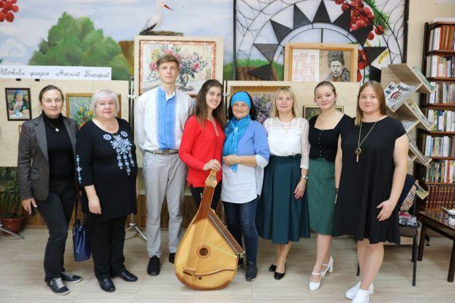 Новини Тернополя - фото з У двох бібліотеках Тернополя художниця Наталія Басараб представила свої картини і ляльки