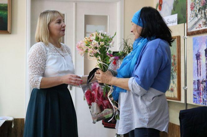 Новини Тернополя - фото з У двох бібліотеках Тернополя художниця Наталія Басараб представила свої картини і ляльки