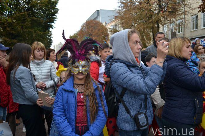 Хмельмен, Тор та жінка-кішка: центром Хмельницького пройшли супергерої (ФОТО, ВІДЕО), фото №4 на сайті vsim.ua
