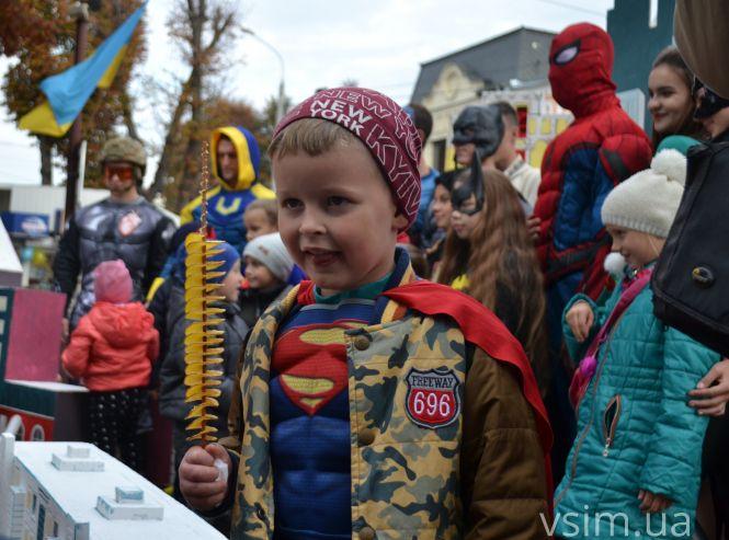 Хмельмен, Тор та жінка-кішка: центром Хмельницького пройшли супергерої (ФОТО, ВІДЕО), фото №5 на сайті vsim.ua