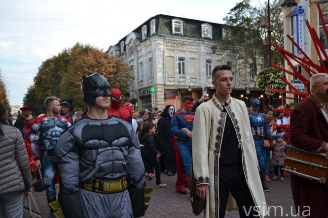 Хмельмен, Тор та жінка-кішка: центром Хмельницького пройшли супергерої (ФОТО, ВІДЕО), фото №12 на сайті vsim.ua