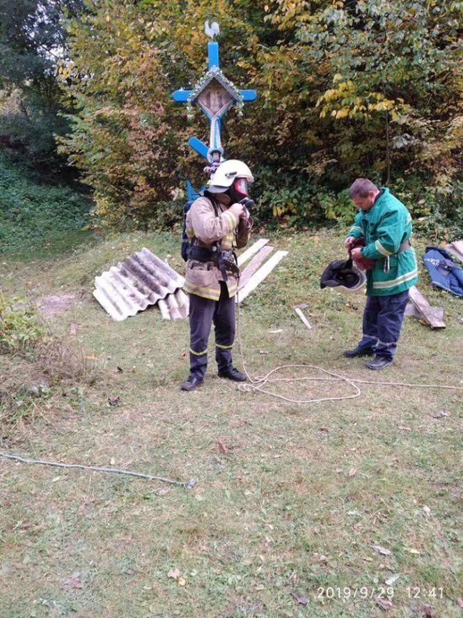 Новини Тернополя - фото з Кременецькі рятувальники витягнули кота з глибокого колодязя Кременецькі рятувальники витягнули кота з глибокого колодязя, фото №1 на сайті 20minut.ua
