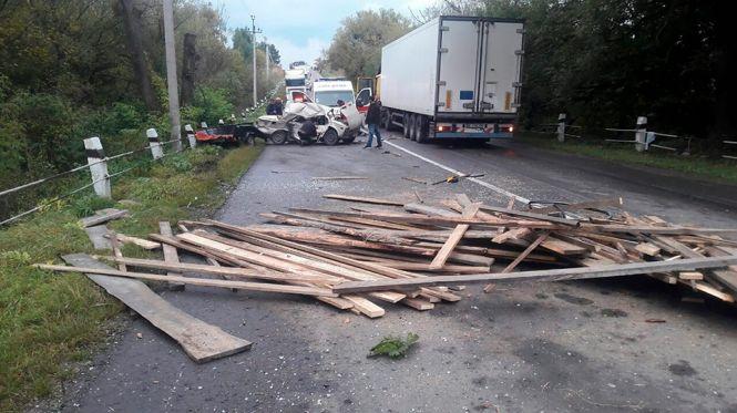 Новини Тернополя - фото з На Тернопільщині "Жигулі"з причіпом дров не розминулися з вантажівкою. Кажуть, водій народився в сорочці На Тернопільщині "Жигулі"з причіпом дров не розминулися з вантажівкою. Кажуть, водій народився в сорочці, фото №2 на сайті 20minut.ua