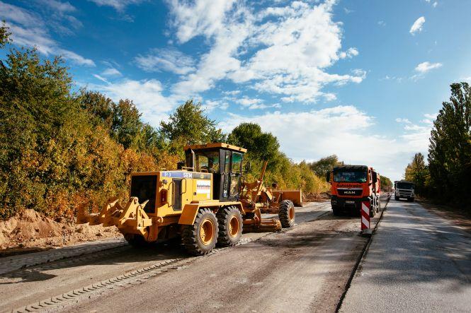 Новини Вінниці - фото з Під Гайсином ремонтують дорогу. Там нині реверсний рух Під Гайсином ремонтують дорогу. Там нині реверсний рух, фото №1 на сайті 20minut.ua