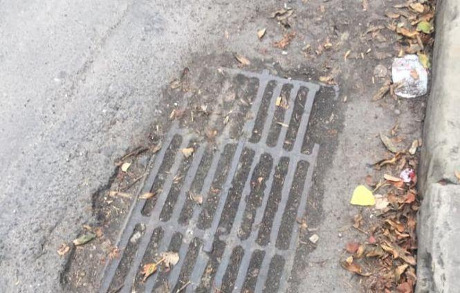 Новини Тернополя - фото з На забиті решітки дощових каналізацій на Острозького скаржаться тернополяни На забиті решітки дощових каналізацій на Острозького скаржаться тернополяни, фото №1 на сайті 20minut.ua